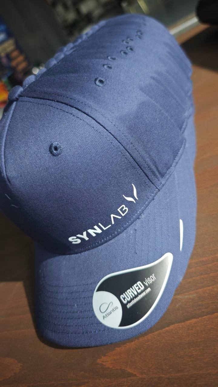 Synlab Firmenkappe mit Logo-Stickerei am Visor, dezente Corporate Kopfbedeckung fuer Labormitarbeiter Wien