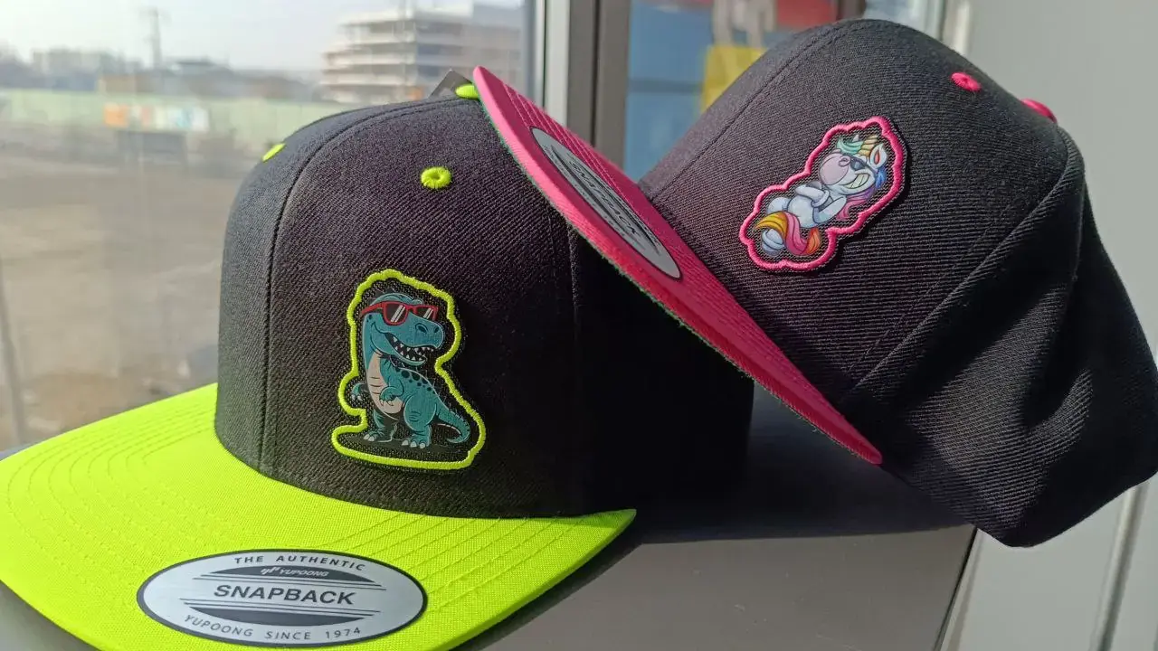 Snapback Kappen bestickt mit Dino und Einhorn Aufnähern, Yupoong Caps Stickerei Wien