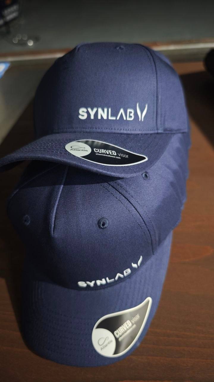 Navyblaue Firmencaps mit gesticktem Logo gestapelt