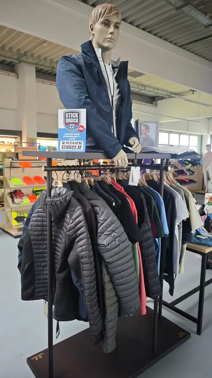 Firmenbekleidung im Schauraum von STICKDRUCK22