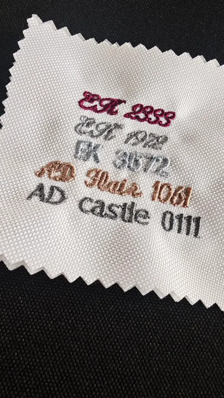 Feine Stickerei auf einem Untersetzer mit Logo-Detail, Veredelung von STICKDRUCK22 Wien