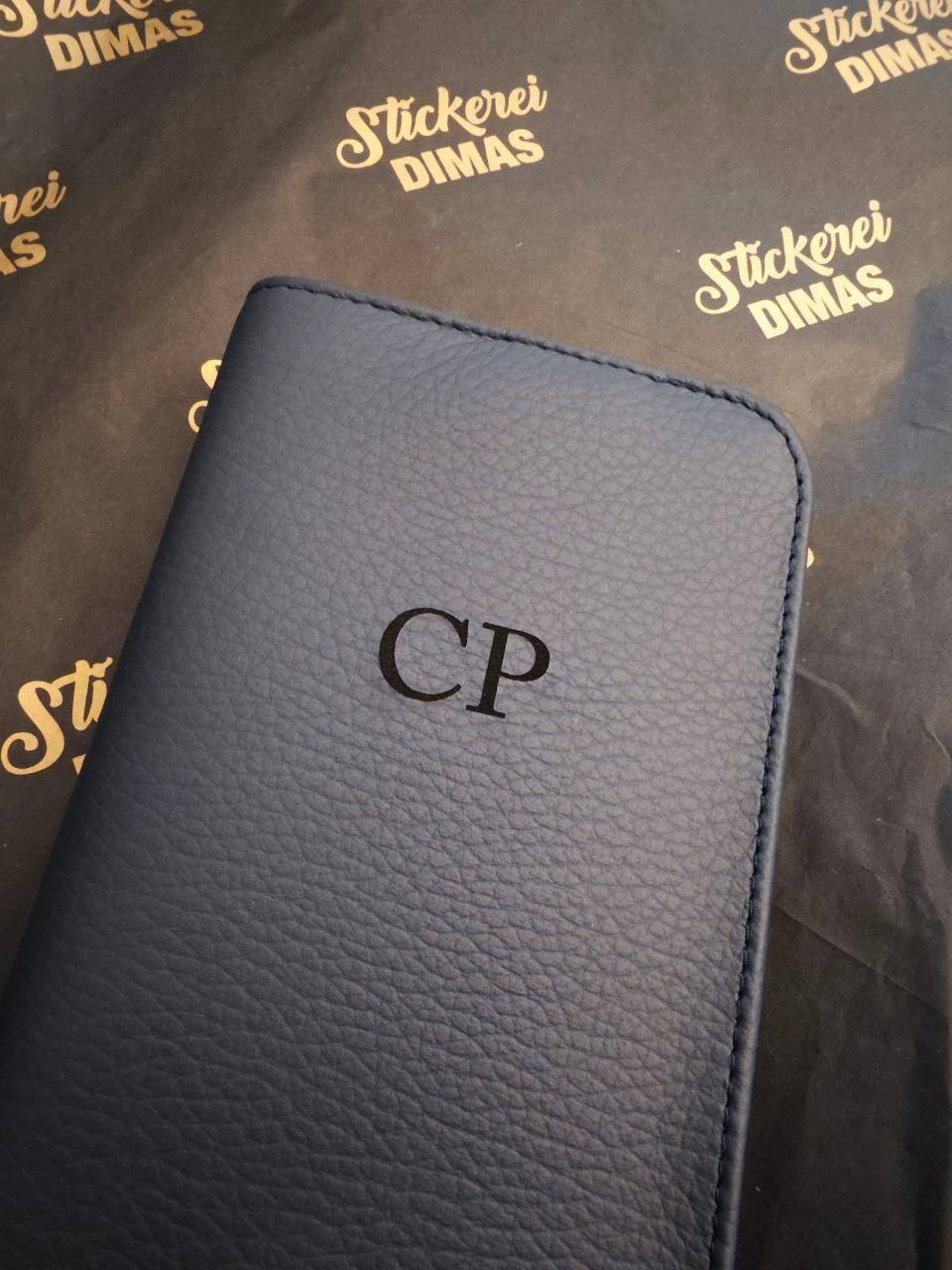 Lasergravur Geldbörse blaues Leder mit Monogramm CP