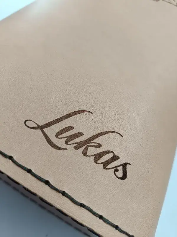 Lasergravur helles Leder mit Schriftzug Lukas, personalisiertes Geschenk