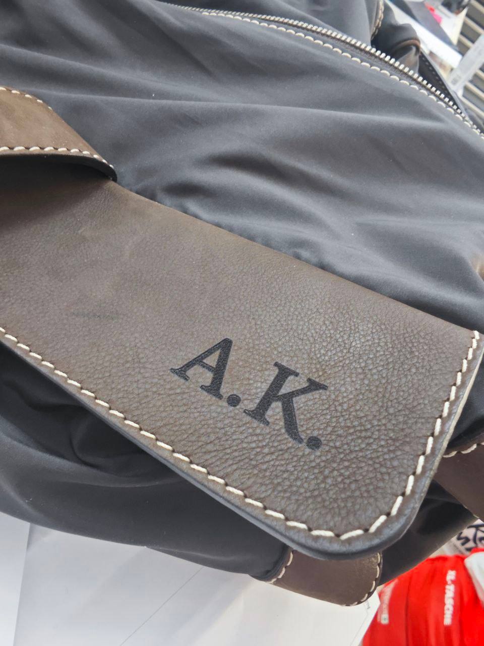 Lasergravur Ledertasche braun mit Initialen A.K.
