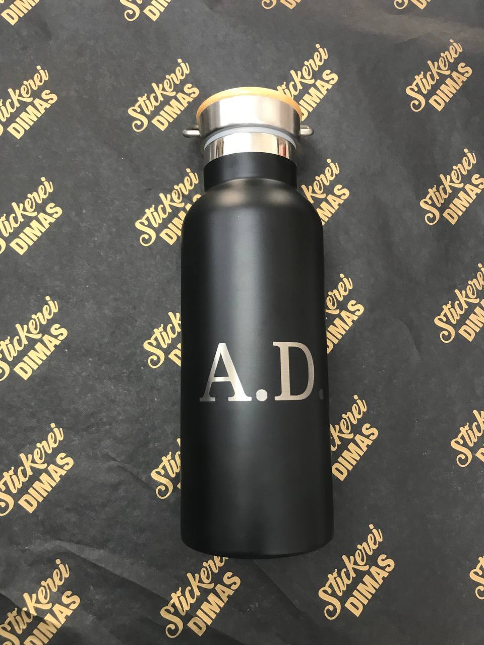 Lasergravur Edelstahl Trinkflasche schwarz matt mit Initialen A.D.