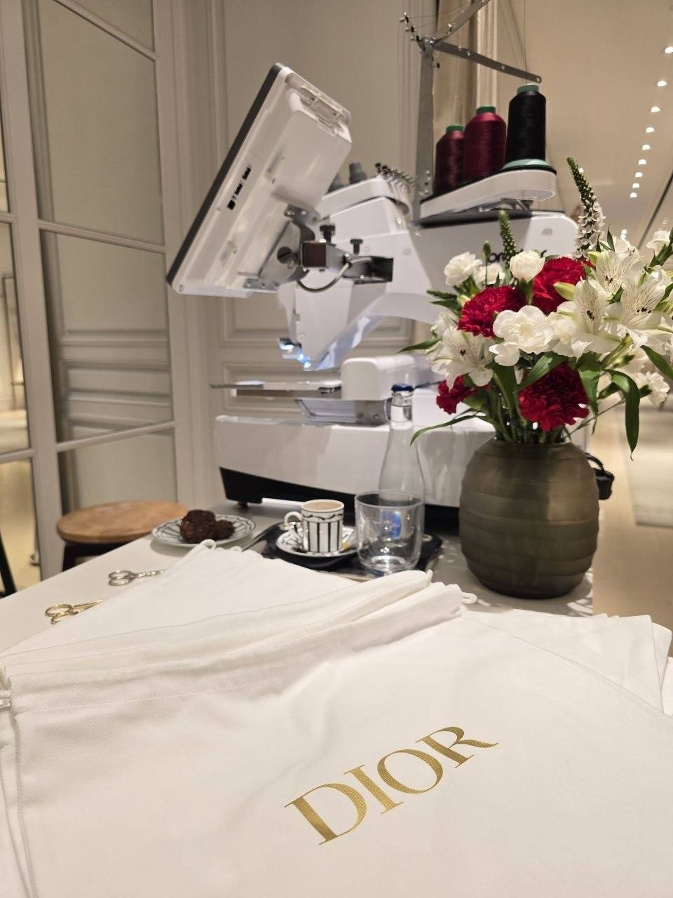 Haute Couture Live Stickerei bei Dior Store, Gold-Bestickung auf weissem Baumwollbeutel Wien