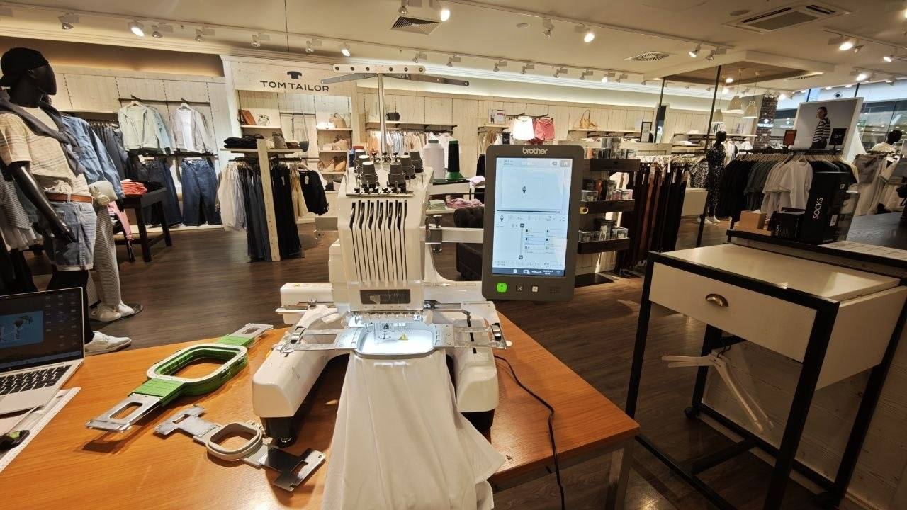 Brother Stickmaschine live im Tom Tailor Store, Live Stickerei Wien