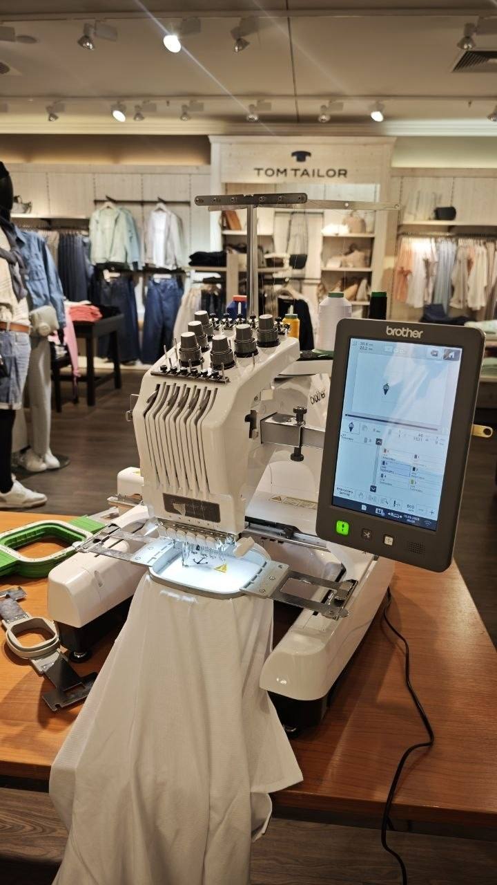 Live Stickerei bei Tom Tailor, Brother Maschine im Store Wien