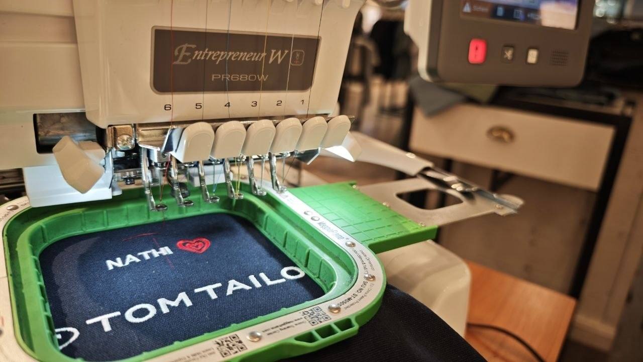 Brother PR680W bestickt Tom Tailor Shirt live in Wien
