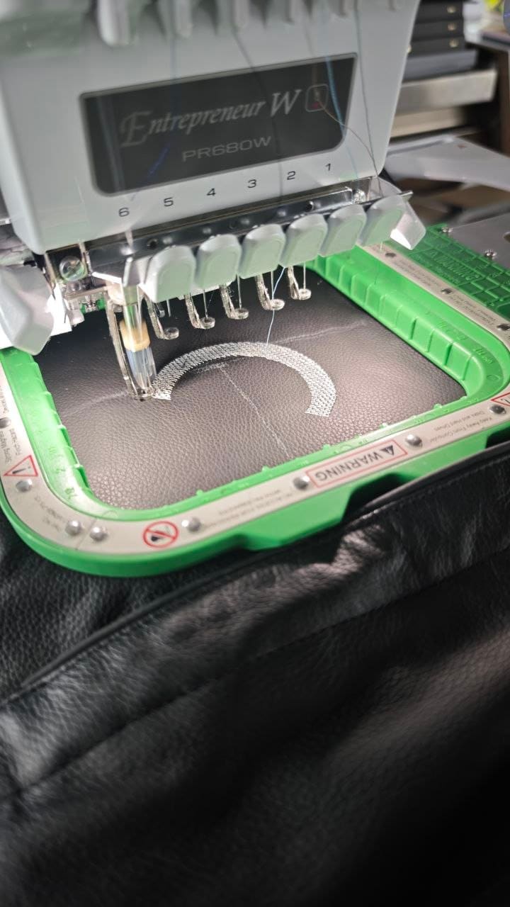 Stickmaschine beim Sticken auf Leder, Nahaufnahme der Nadel
