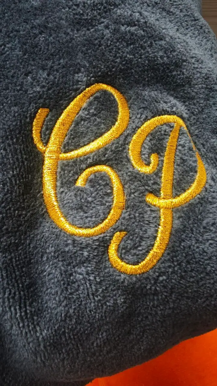 Gold-Monogramm bestickt auf Fleece-Decke, personalisierte Stickerei für Pferdebesitzer