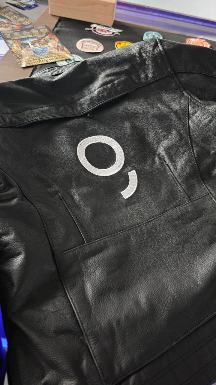 Fertig bestickte Motorradjacke mit Logo auf dem Rücken