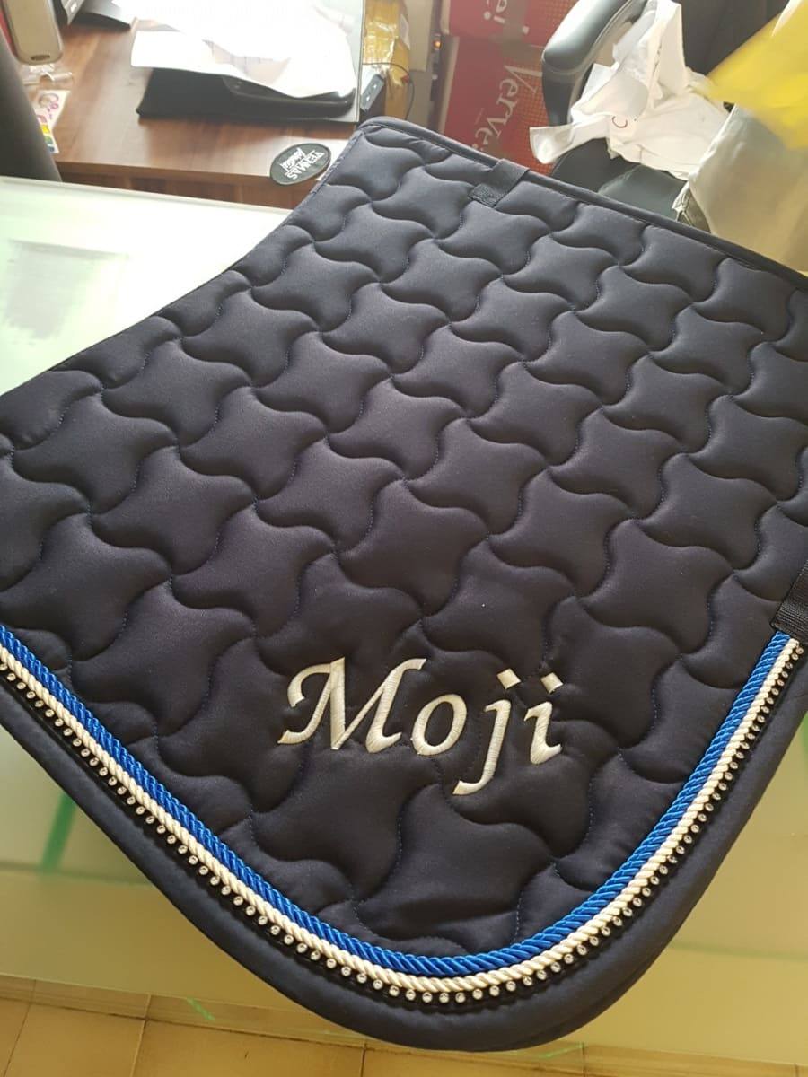 Bestickte Pferdedecke mit Name Moji in Gold auf dunkler Schabracke, Stickerei Wien