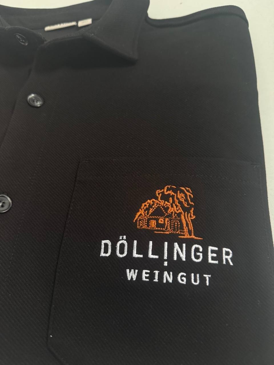 Weingut Doellinger Polo bestickt, Firmenkleidung mit Logo fuer Weinbetrieb Wien Umgebung