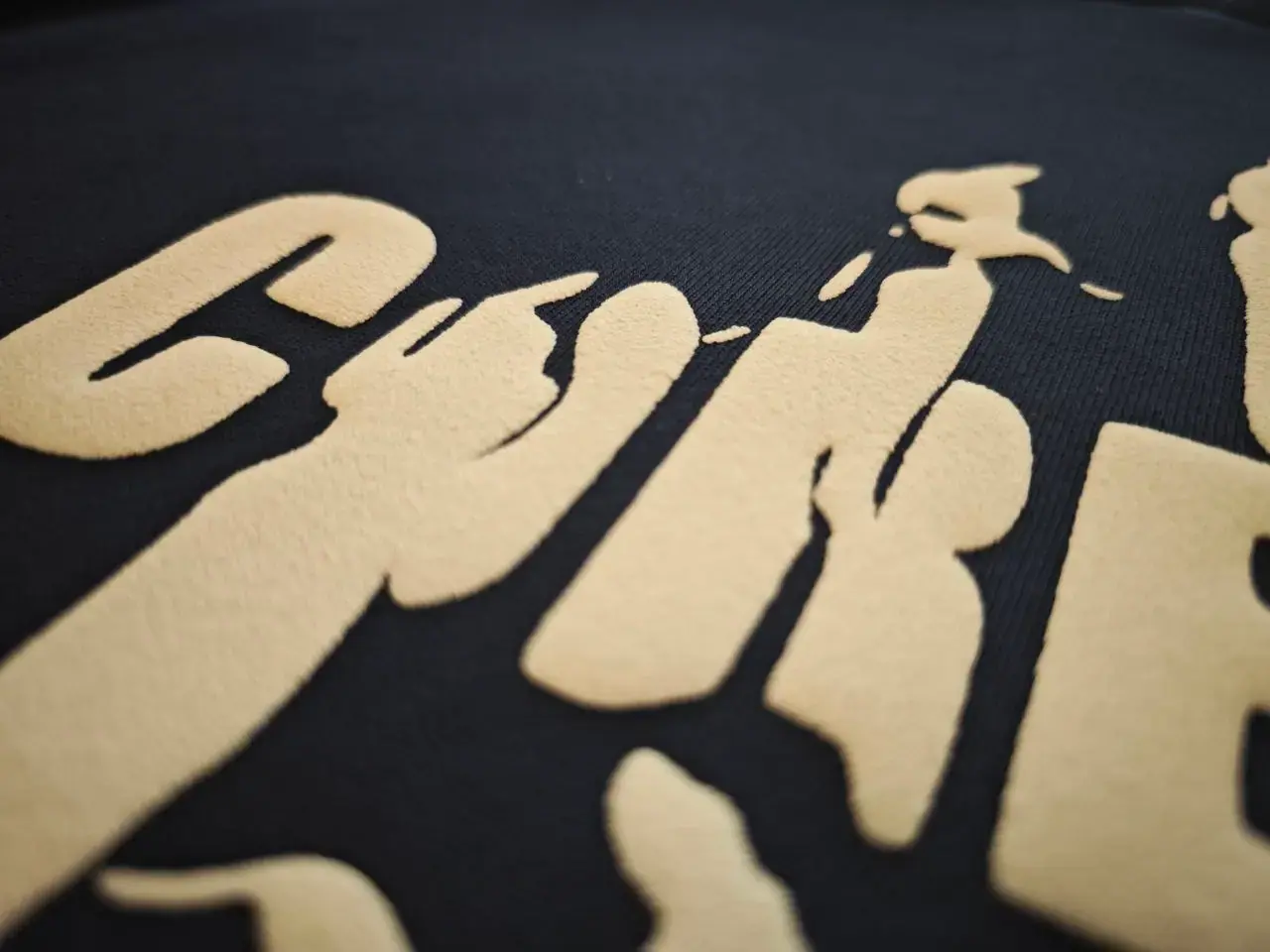 Puffy 3D Druck Nahaufnahme mit erhabenem Schriftzug auf Hoodie Wien