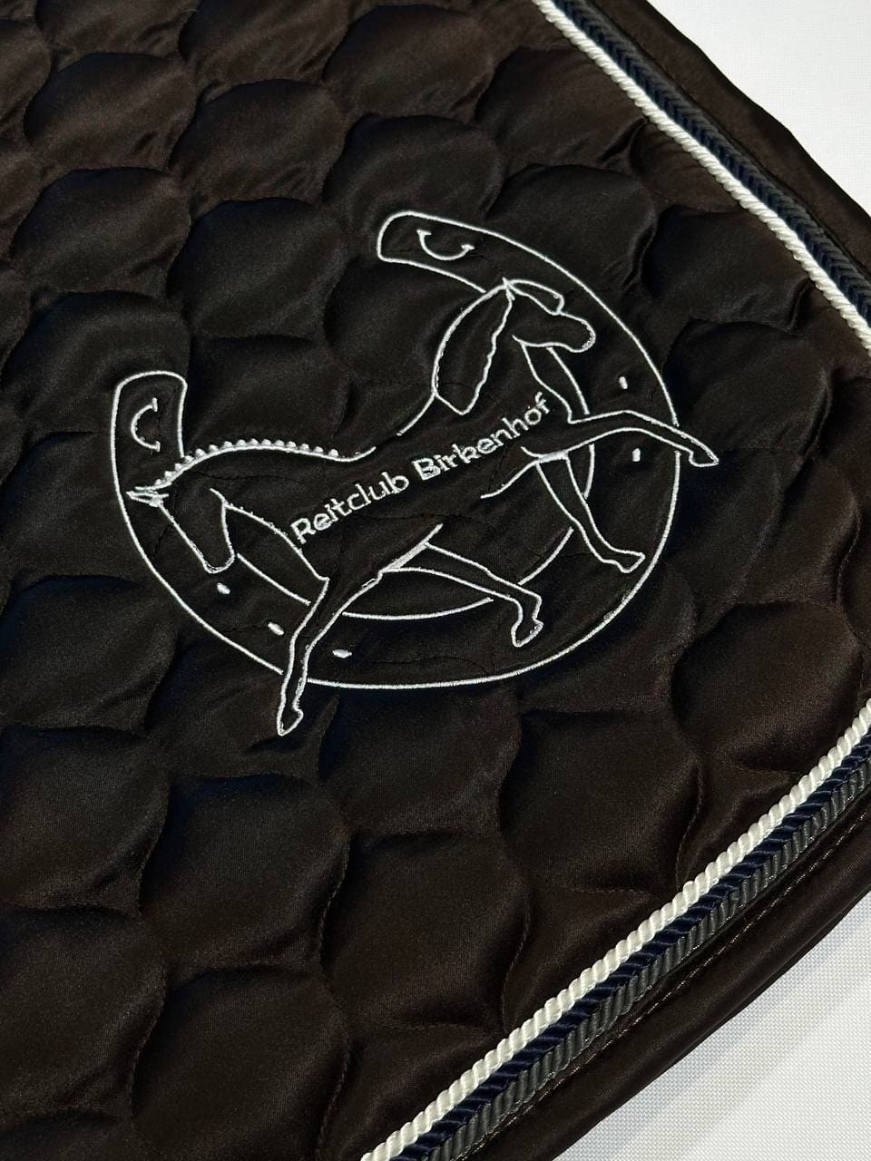 Reitclub Birkenhof Vereinswappen gestickt auf schwarzer Schabracke, Reitverein Logo Stickerei Wien