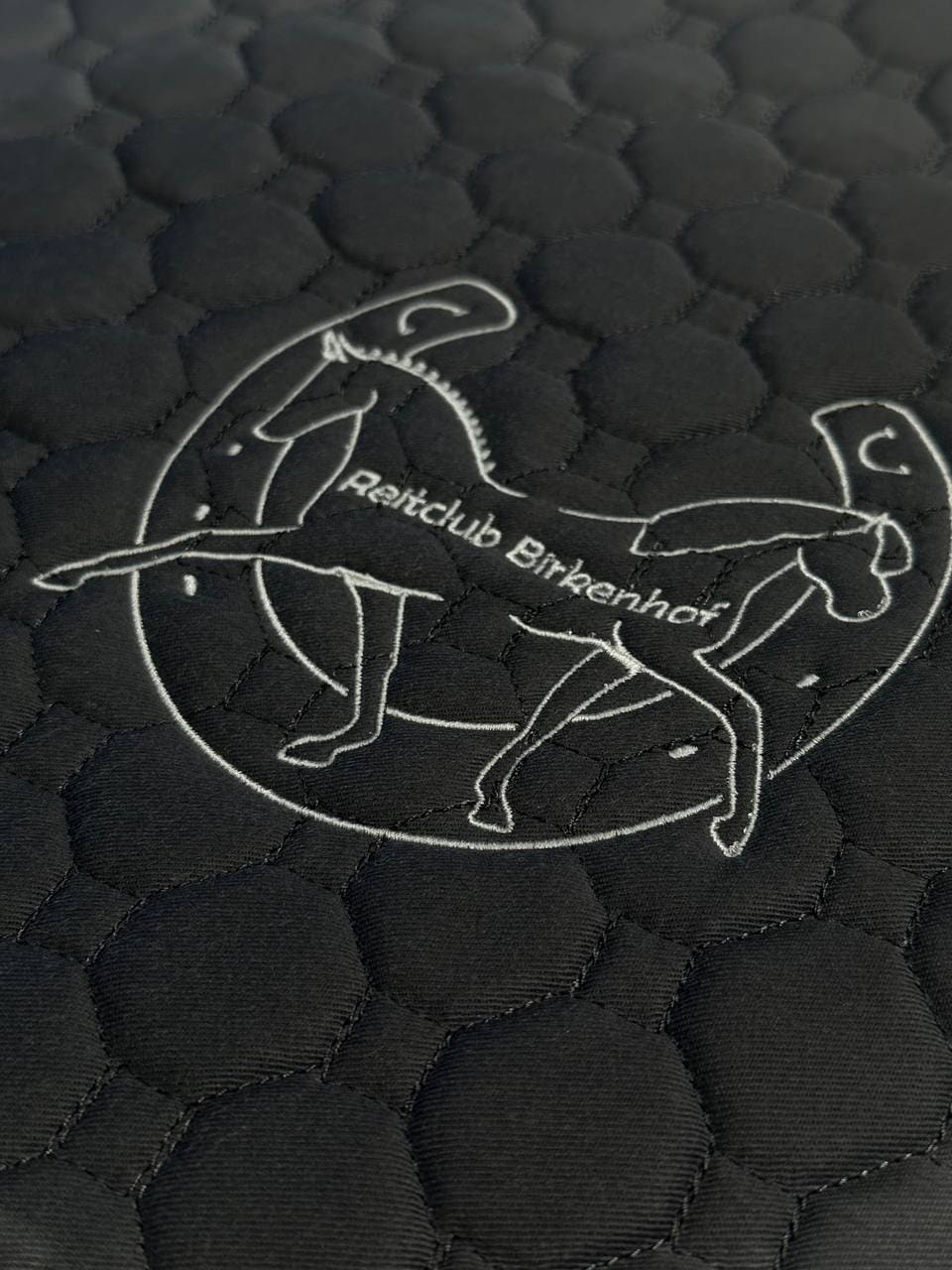Reitclub Birkenhof Logo Nahaufnahme gestickt auf schwarzer Schabracke, Pferdesport Vereinsstickerei Wien