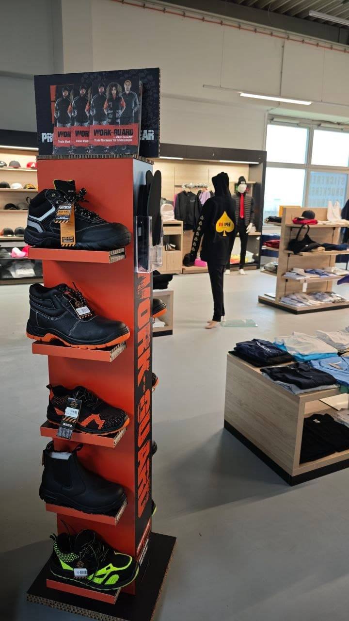 Sicherheitsschuhe und Workwear im Schauraum