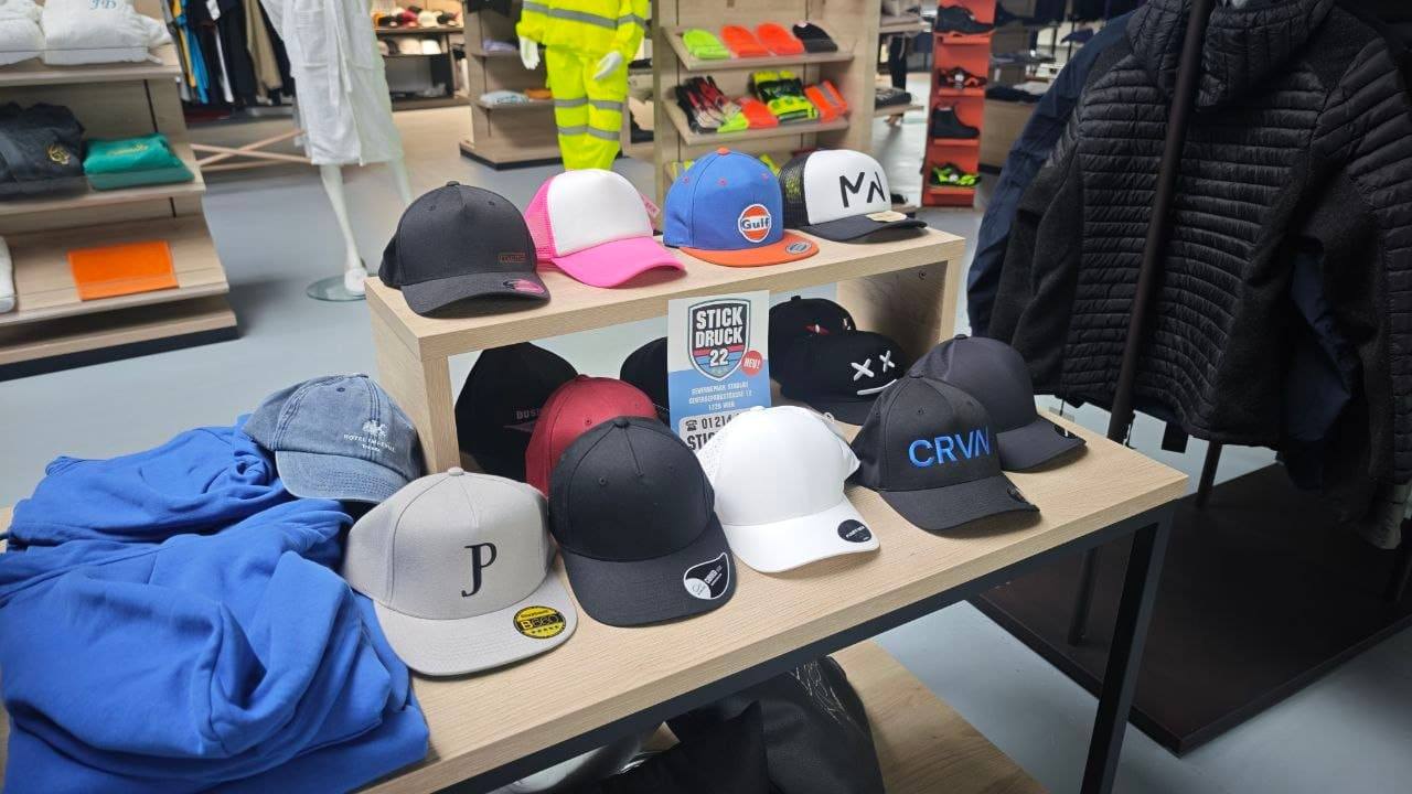 Bestickte Kappen und Caps mit Firmenlogos im STICKDRUCK22 Schauraum