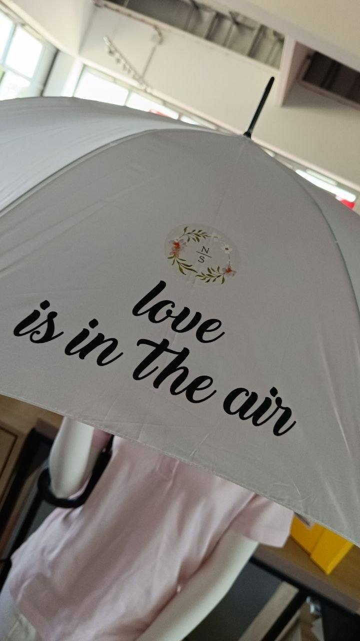 Hochzeitsschirm bedruckt mit love is in the air und Monogramm, Werbedruck Wien
