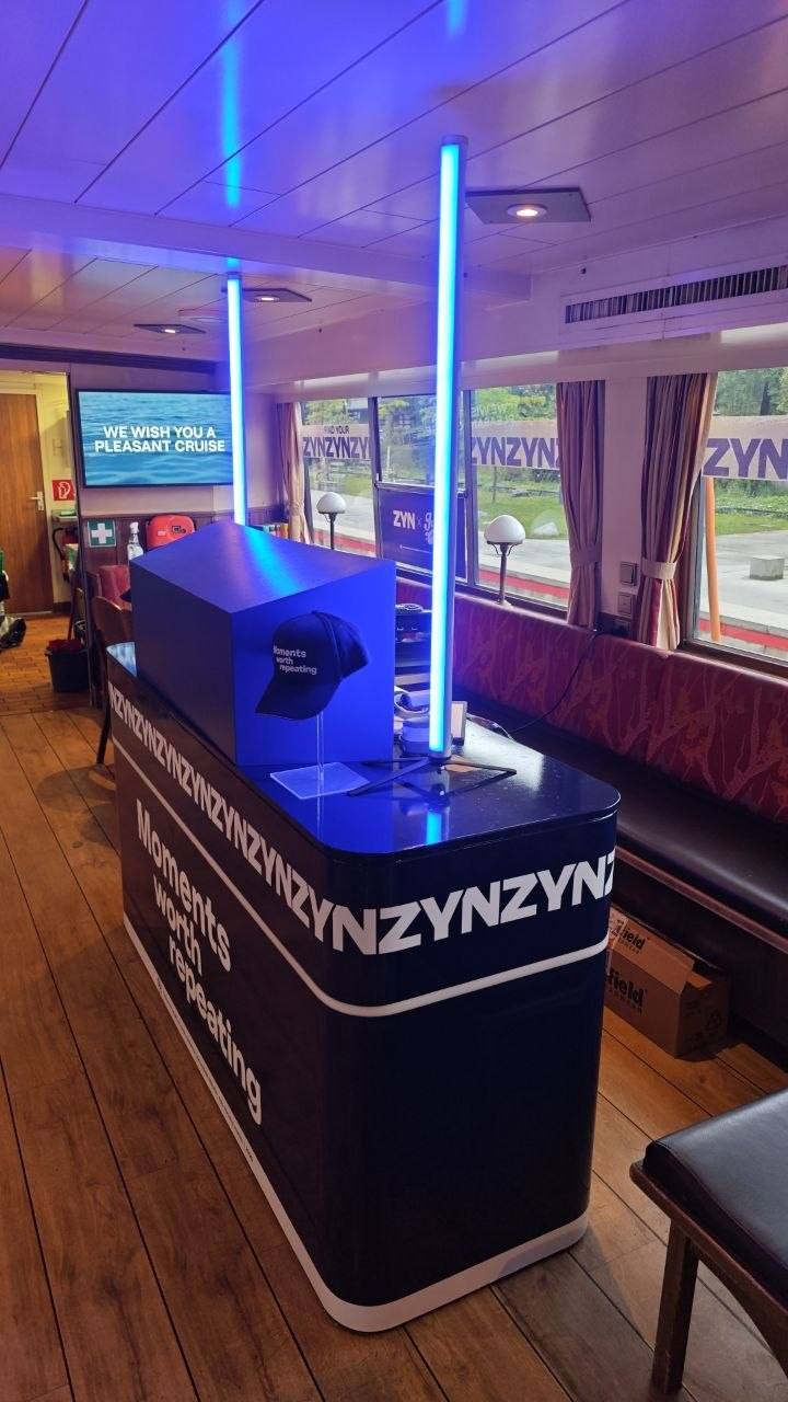 Showdruck auf einem Schiff, Vor-Ort-Druckservice bei ZYN Event Cruise