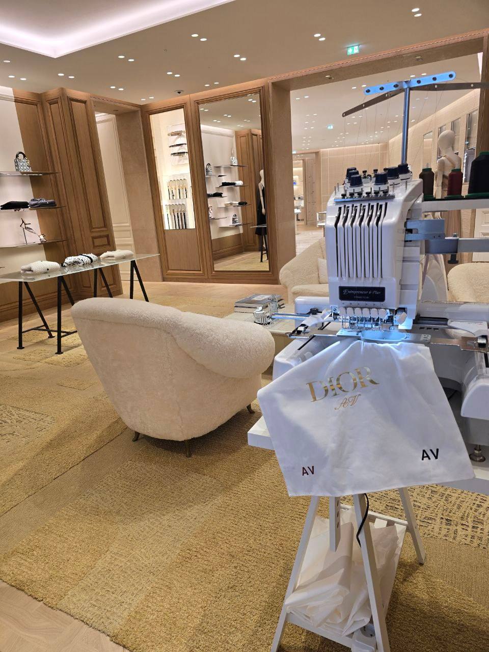 Showsticken von DIMAS Technologies im Dior Store, Live-Bestickung von Dior AV Staubbeuteln