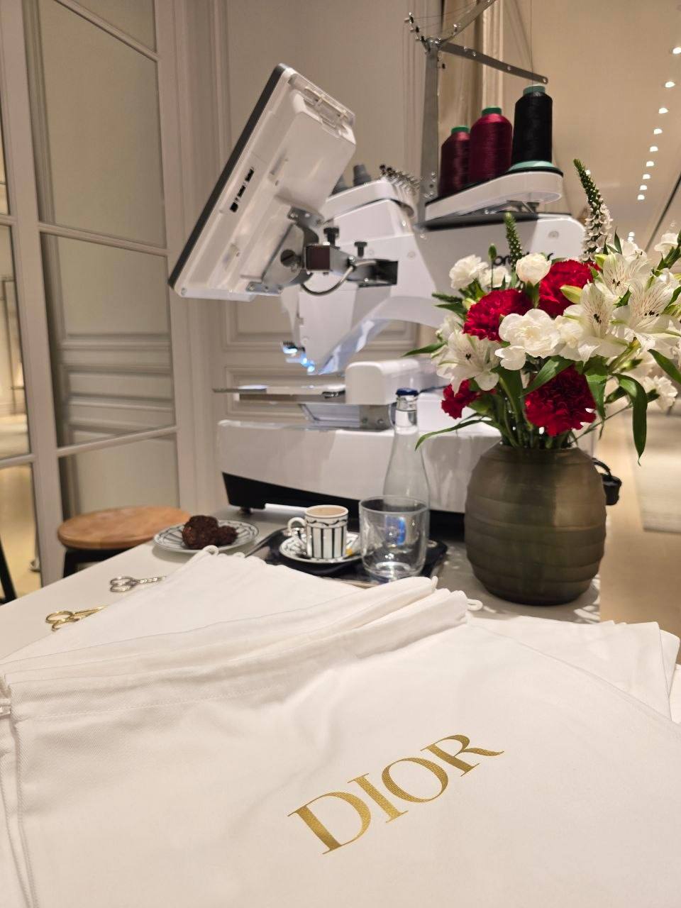 Showsticken Einsatz bei Dior, Live-Stickerei auf Staubbeuteln im Dior Flagship Store