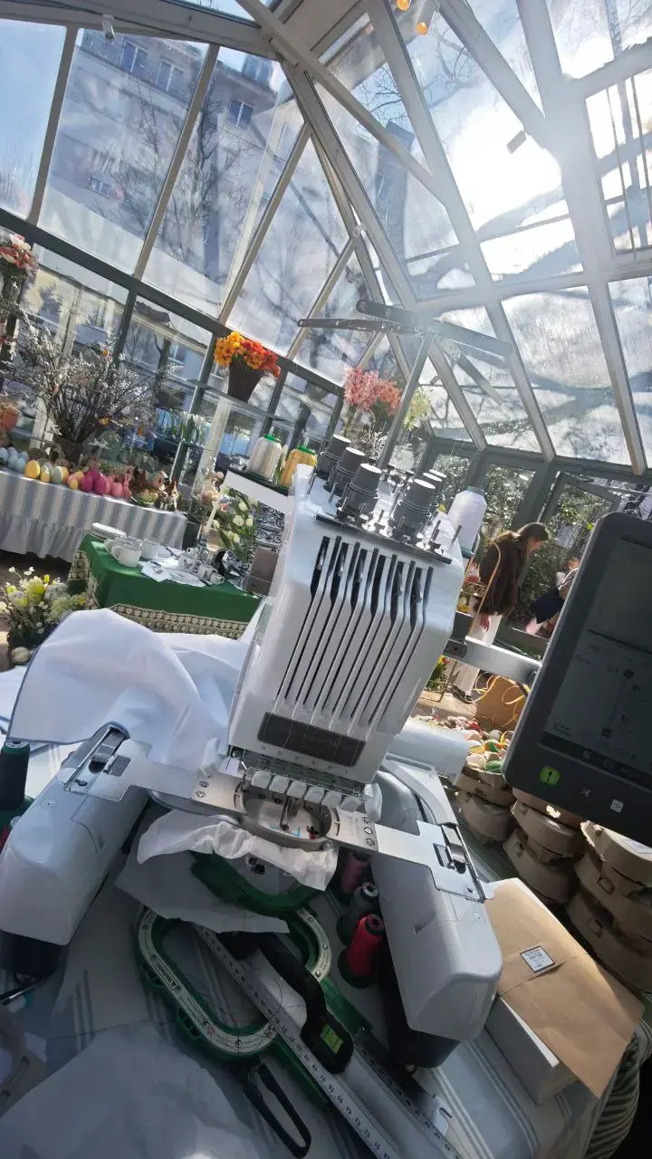 Showsticken mit Stickmaschine im Glashaus, Live Stickerei Event Wien
