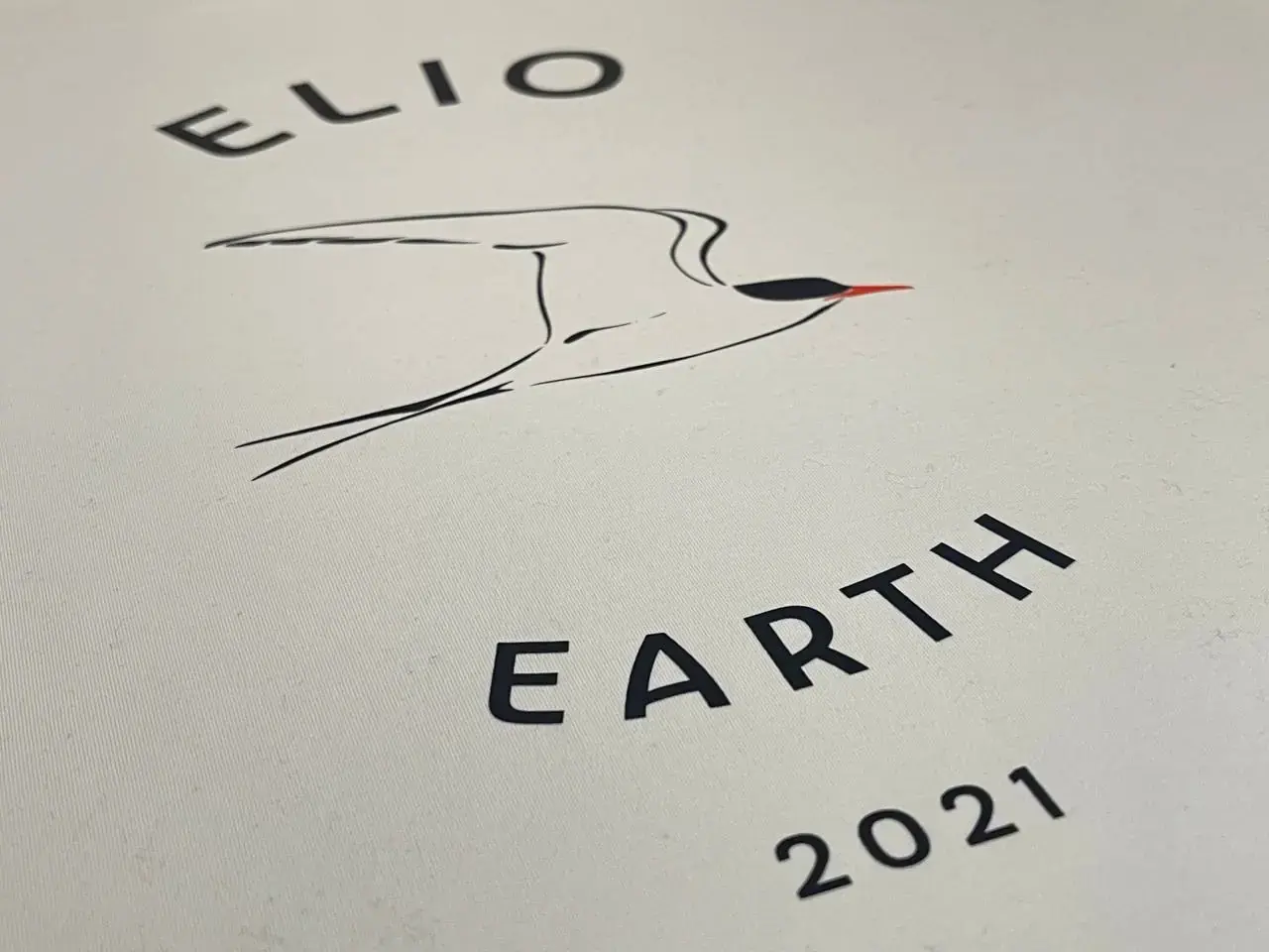 Elio Earth Logo feiner Siebdruck auf Stoff Wien