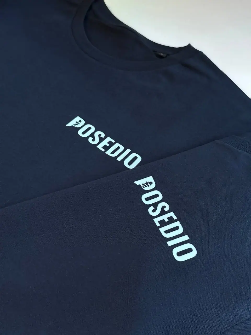 Posedio Logo Siebdruck auf dunklem T-Shirt Wien