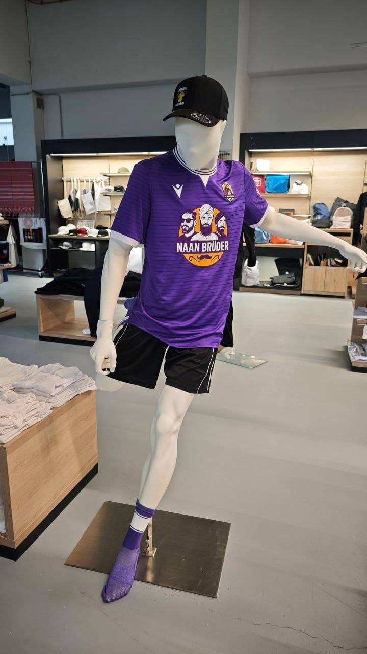 Sportbekleidung Naan Brüder auf Schaufensterpuppe im Schauraum von STICKDRUCK22