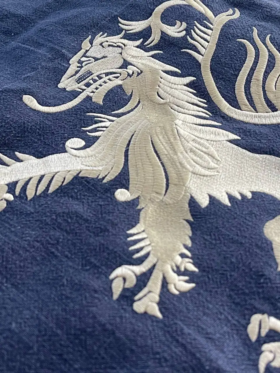 Detailaufnahme einer bestickten Decke mit Wappen, hochwertige Stickerei für Pferderennsport