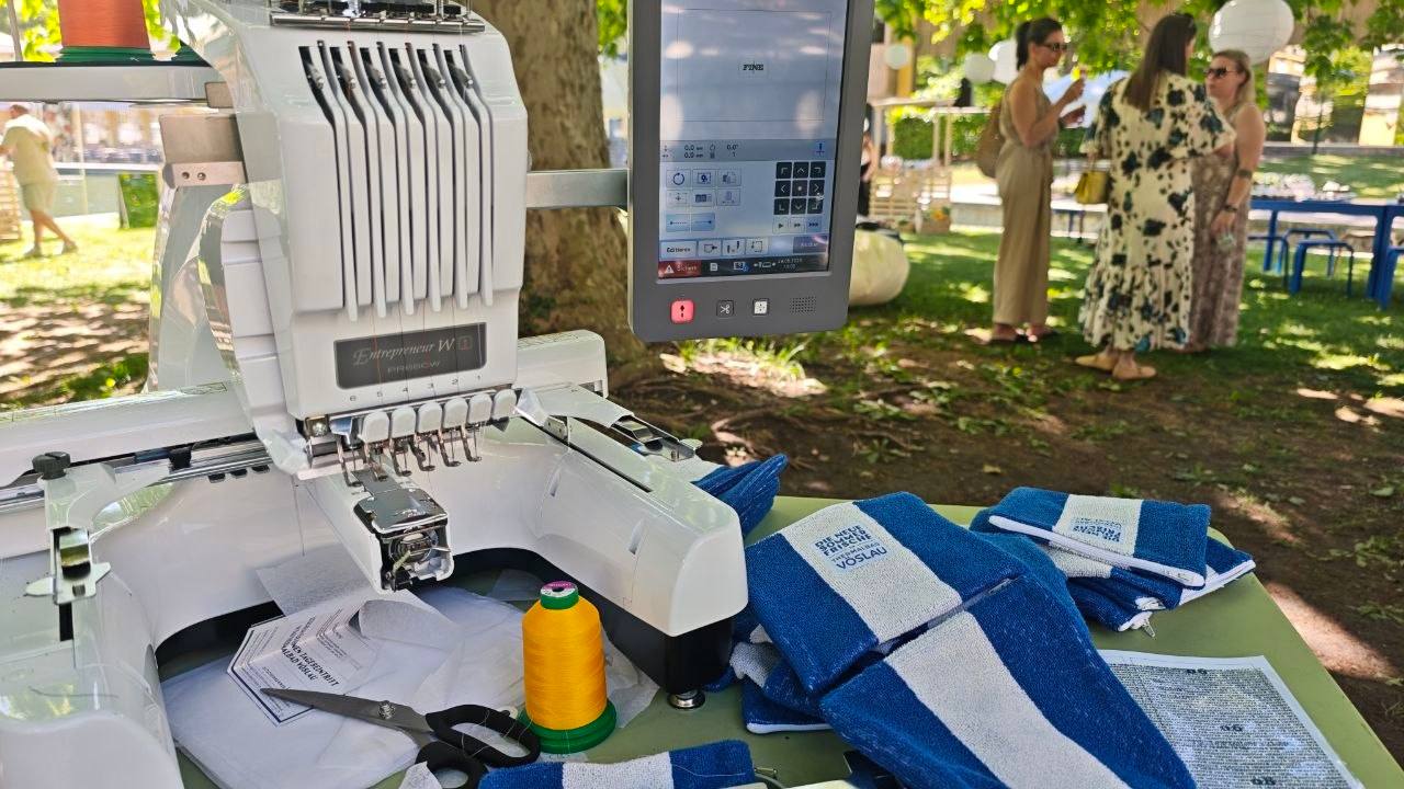 Stickmaschine im Outdoor-Einsatz Therme Bad Vöslau, Live-Stickerei auf Handtüchern