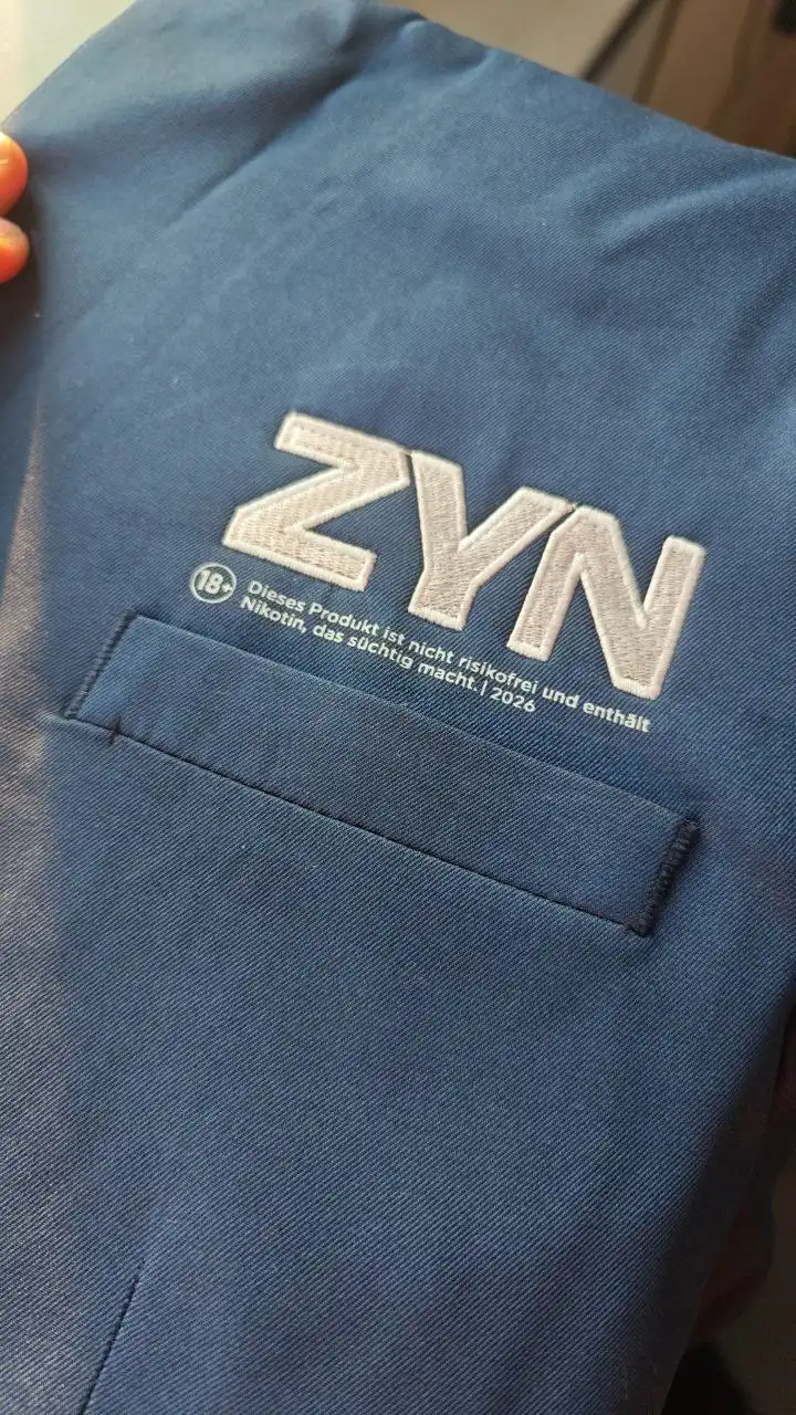 ZYN Logo Stickerei auf blauer Arbeitskleidung Wien
