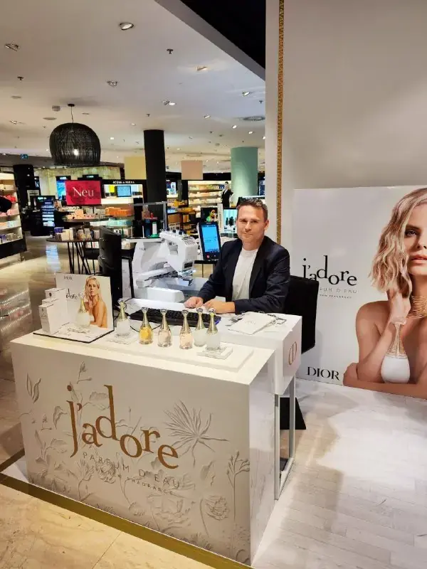 Stickmaschine mieten Wien, Live-Stickerei bei Dior Event