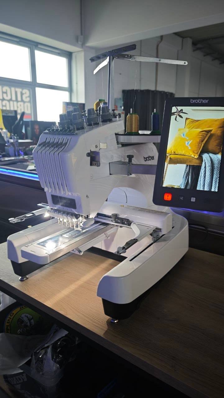Brother Stickmaschine in der Produktion bei STICKDRUCK22 Wien