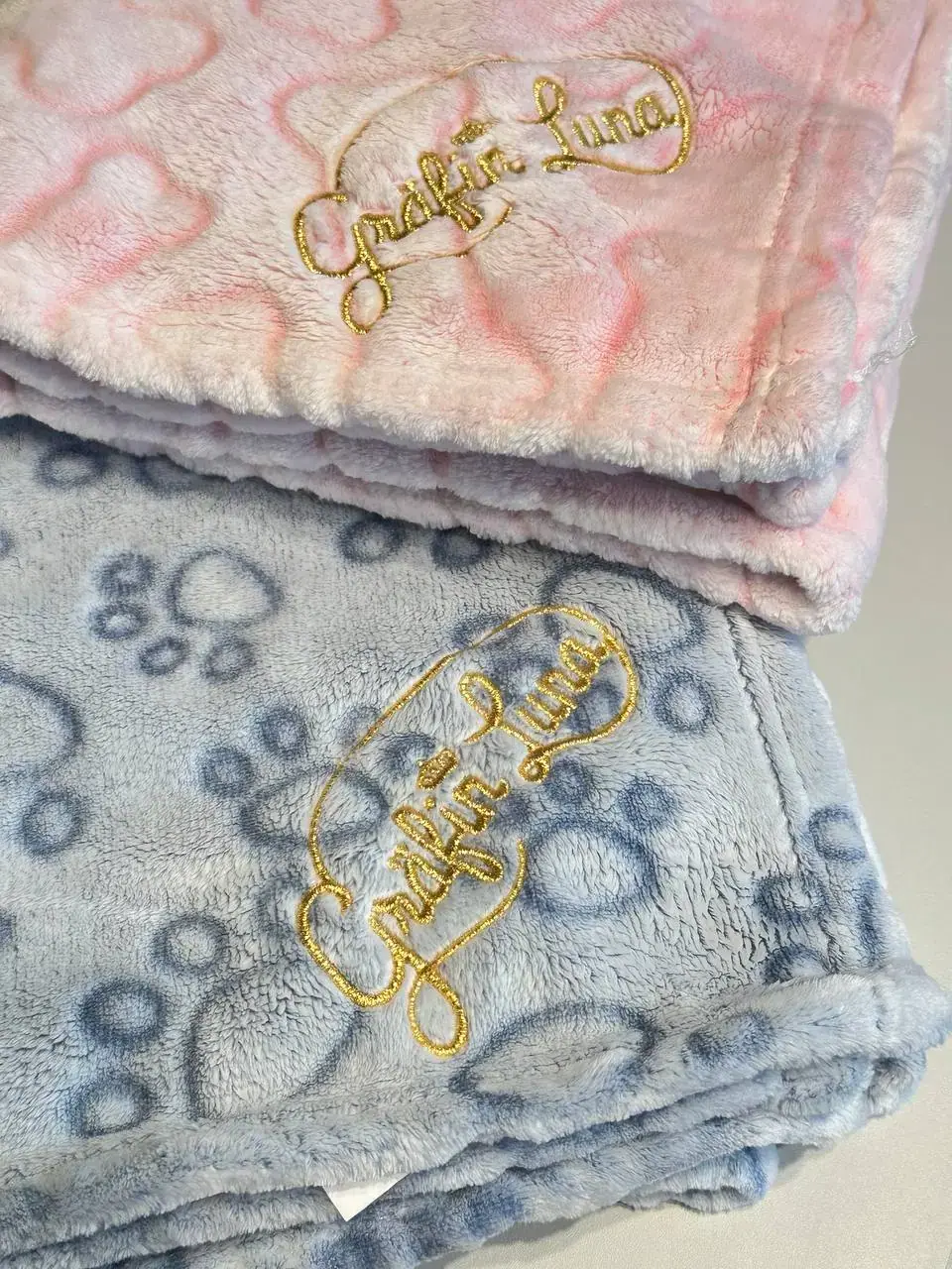 Kuscheldecken bestickt mit goldenem Schriftzug Gräfin Luna, Geschenk-Stickerei Wien