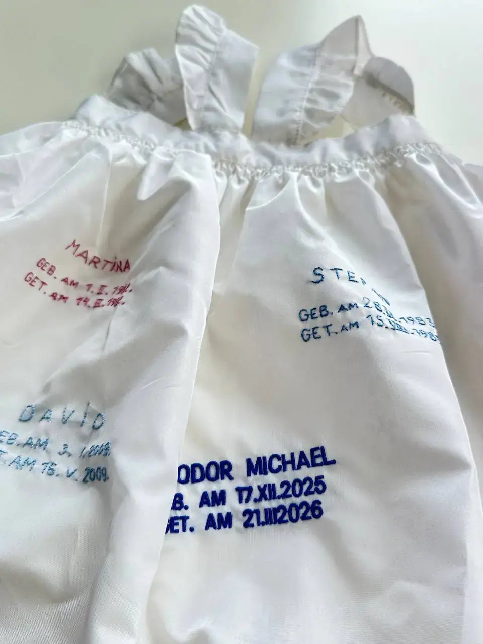 Taufkleid bestickt mit Namen und Taufdatum, personalisierte Stickerei Wien