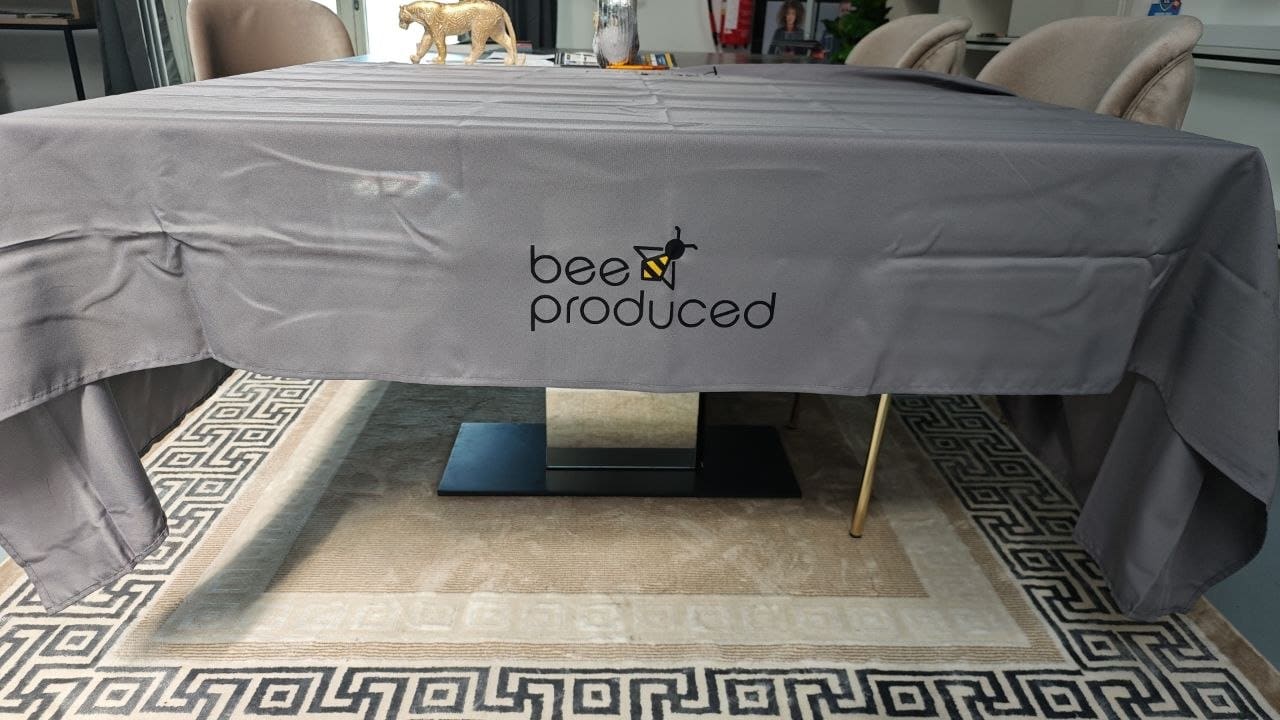 Graue Tischdecke mit bee produced Logo bedruckt, Tischtuch mit Firmendruck Wien