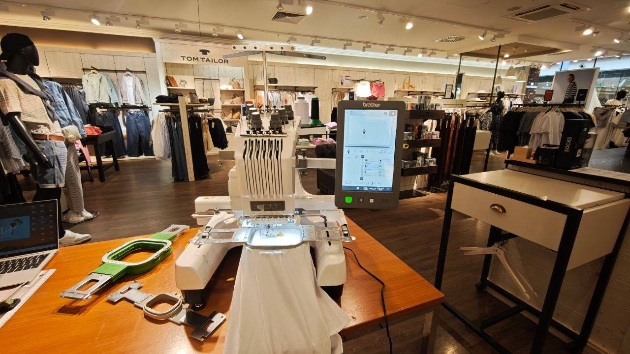 Tom Tailor Stick-Aktion im Einkaufszentrum, mobile Brother Stickmaschine im Store