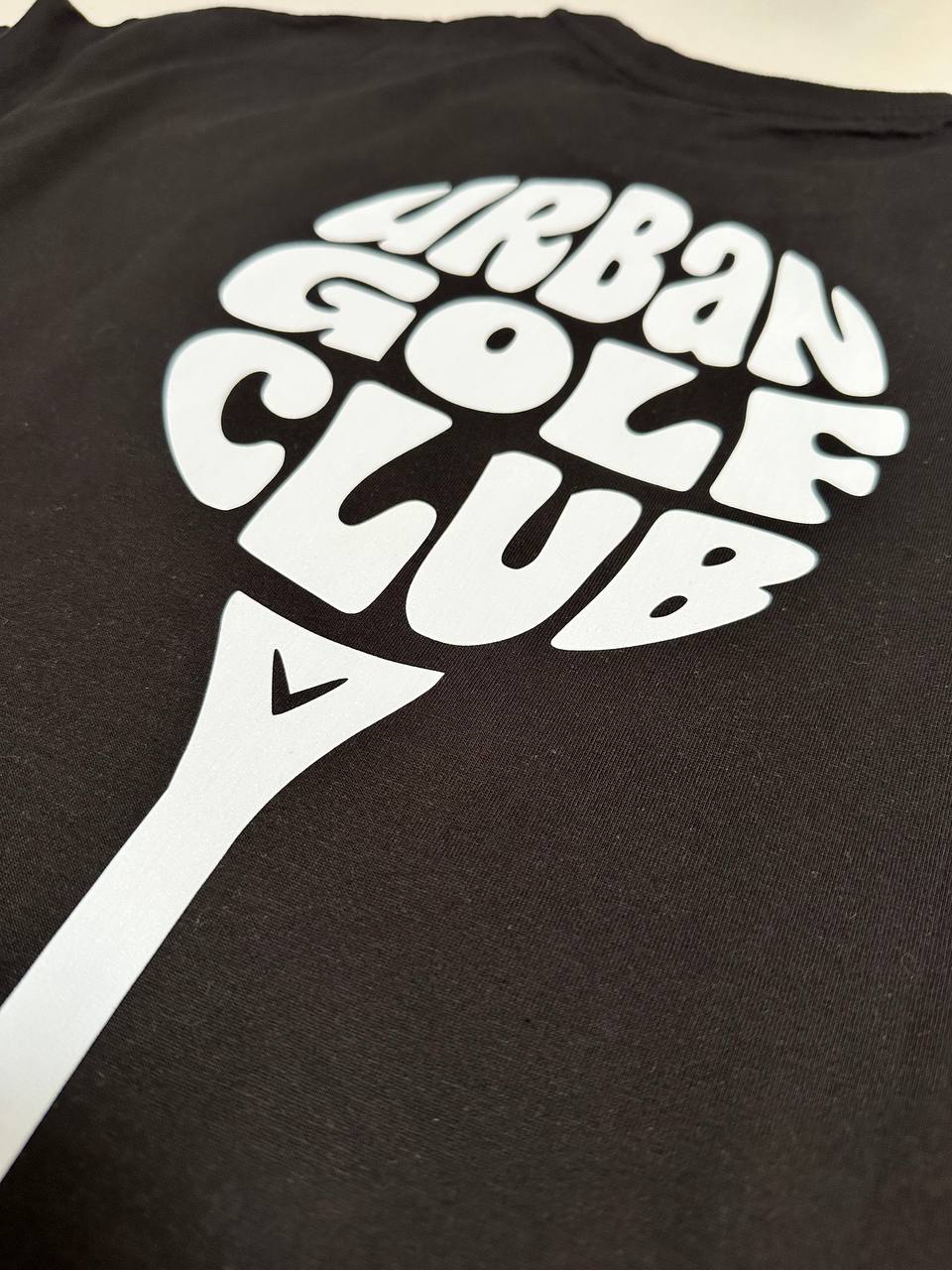 Urban Golf Club Rückendruck in groß auf schwarzem T-Shirt