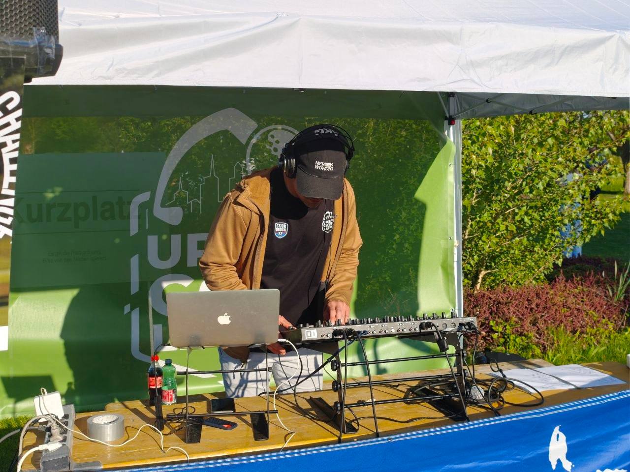 DJ am Urban Golf Event trägt STICKDRUCK22 und Urban Golf Branding