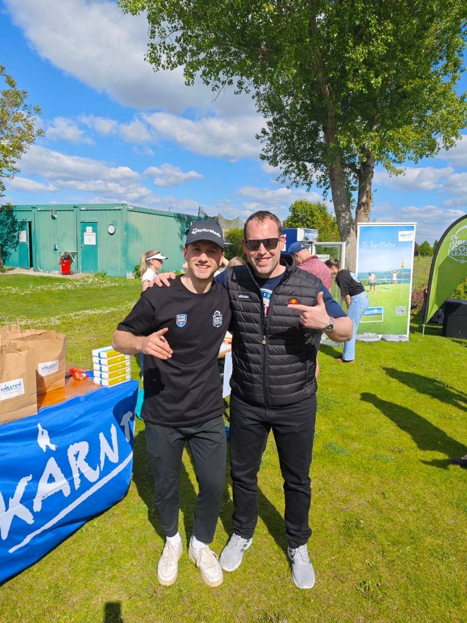 Zwei Personen am Urban Golf Eventtag mit STICKDRUCK22 Branding