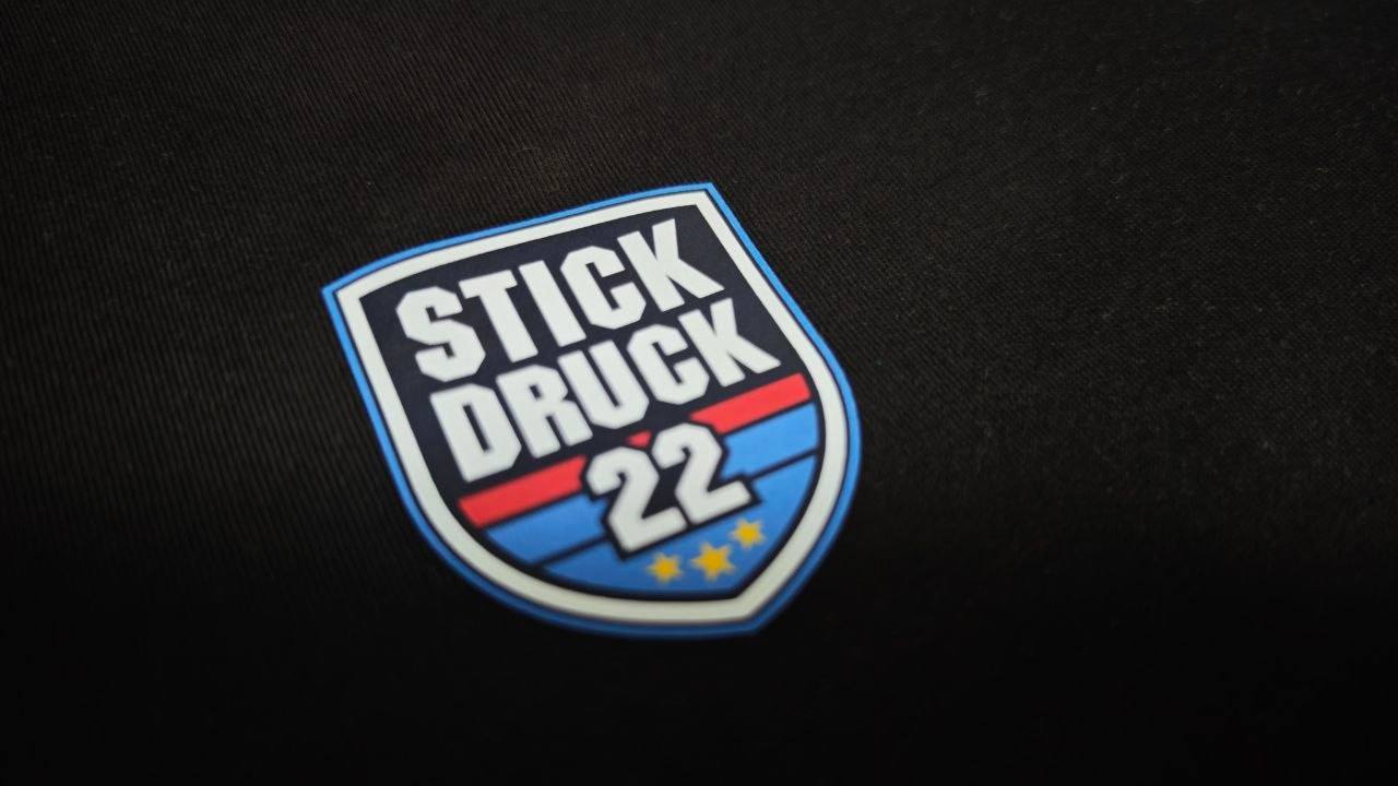 STICKDRUCK22 Logo Patch in Detailaufnahme auf Urban Golf Textil