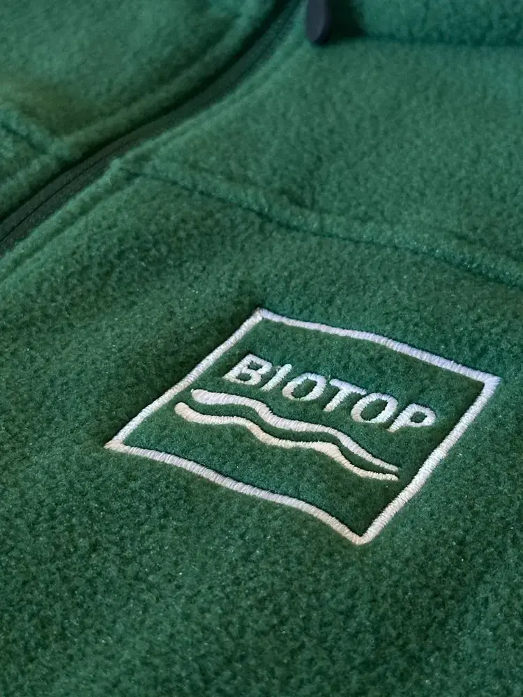Arbeitskleidung: Fleecejacke mit gesticktem Firmenlogo auf der Brust