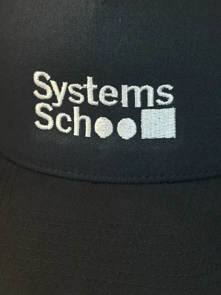 Schwarze Kappe mit gesticktem Firmenlogo vorne