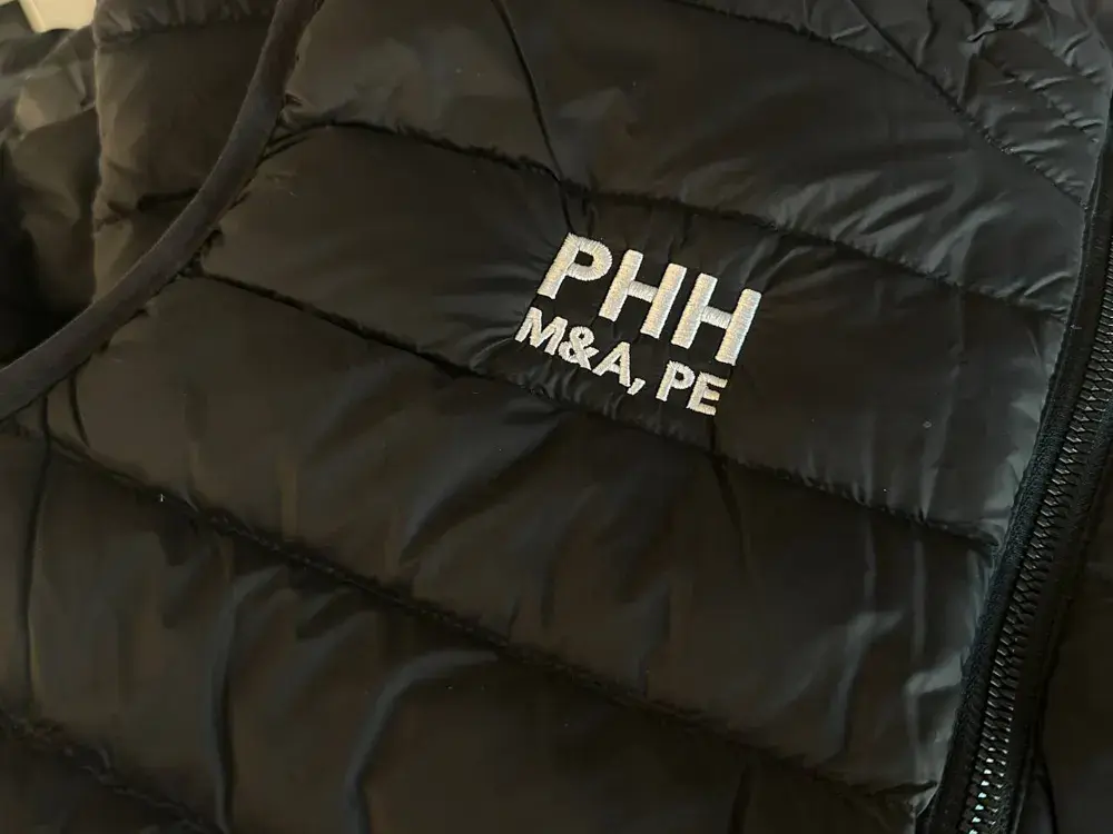 Schwarze Steppjacke mit gesticktem Namen und Titel