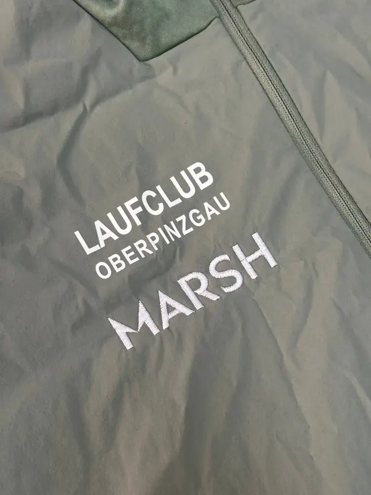 Laufjacke für einen Laufclub mit Schriftzug und Logo