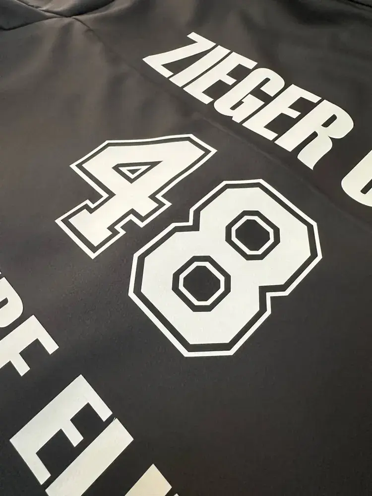 Teamshirt mit großem Rückendruck aus Name und Nummer