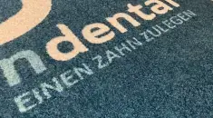 Bedruckte Fußmatte mit Firmenlogo einer Zahnarztpraxis